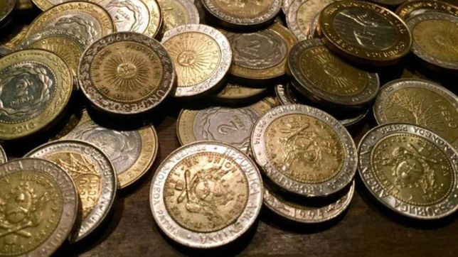 ofrecen hasta $15.000 por monedas de un peso con un insolito error de ortografia