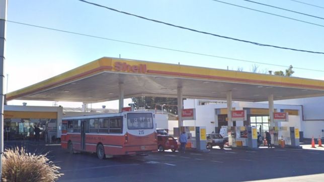 conmocion en la plata: se descompenso mientras cargaba nafta y murio