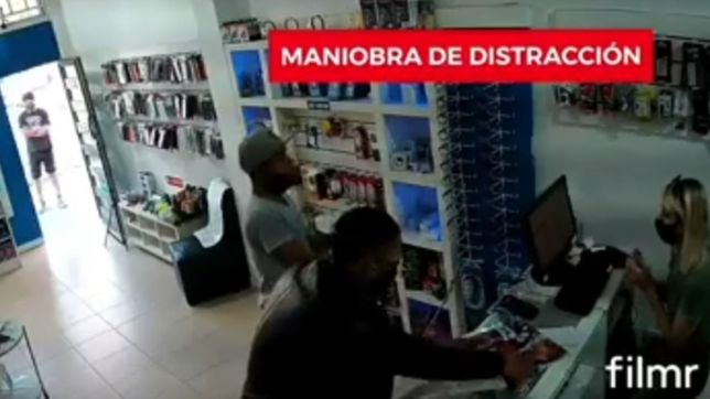 entraron a un local de celulares de la plata, se hicieron pasar por clientes y les robaron
