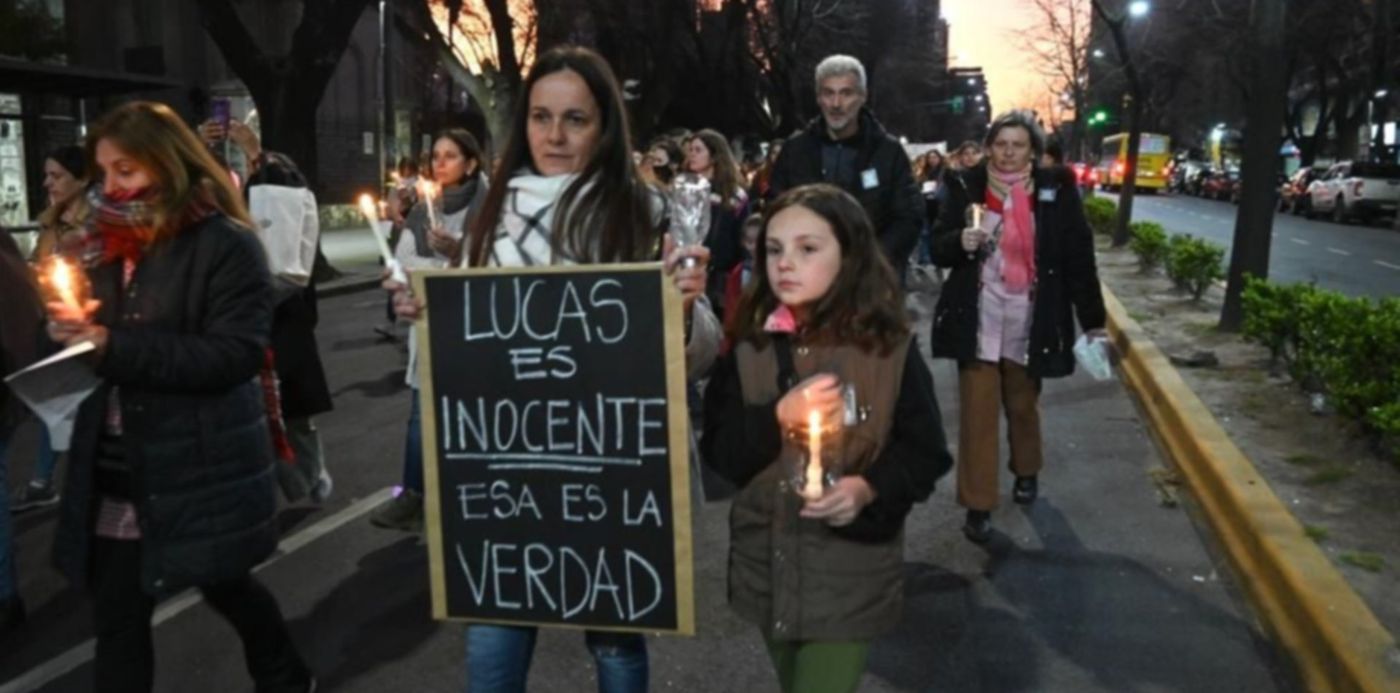 Marcha de docente en defensa de Lucas Puig