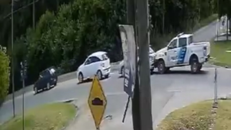 Un patrullero embistió de atrás a un auto y provocó un choque en cadena en La Plata