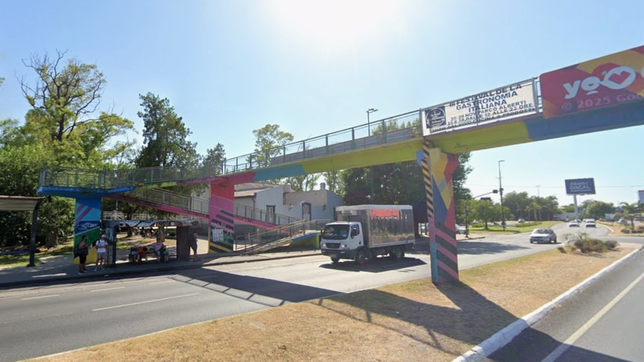 una joven cayo al vacio desde un puente peatonal de camino centenario y esta grave