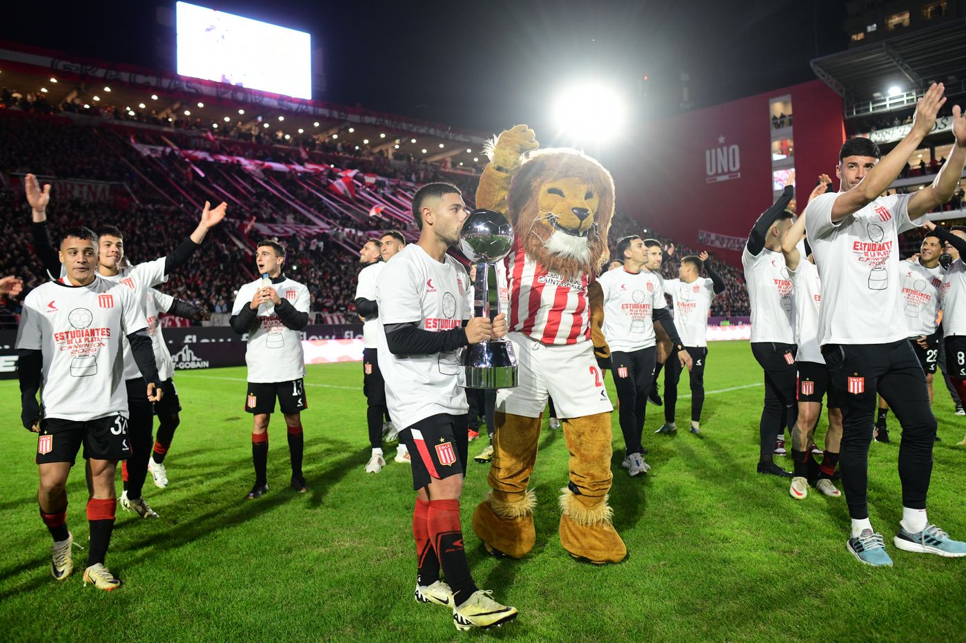 Estudiantes festejos post partido (2).JPG