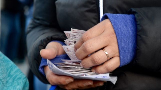 buscadores de figuritas, el spin off solidario de la movida que genero el mundial en la plata