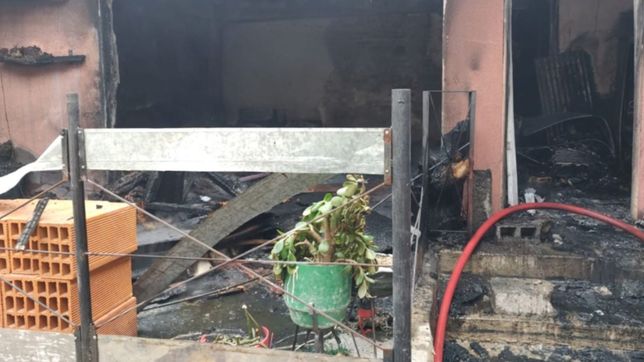 tragedia en villa elvira: un perro quedo atrapado en el incendio de una casa y murio