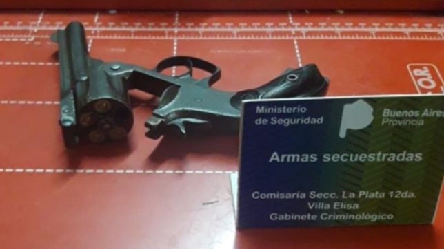 echaron a un policia de la plata y detuvieron a su hermano por cometer entraderas en villa elisa