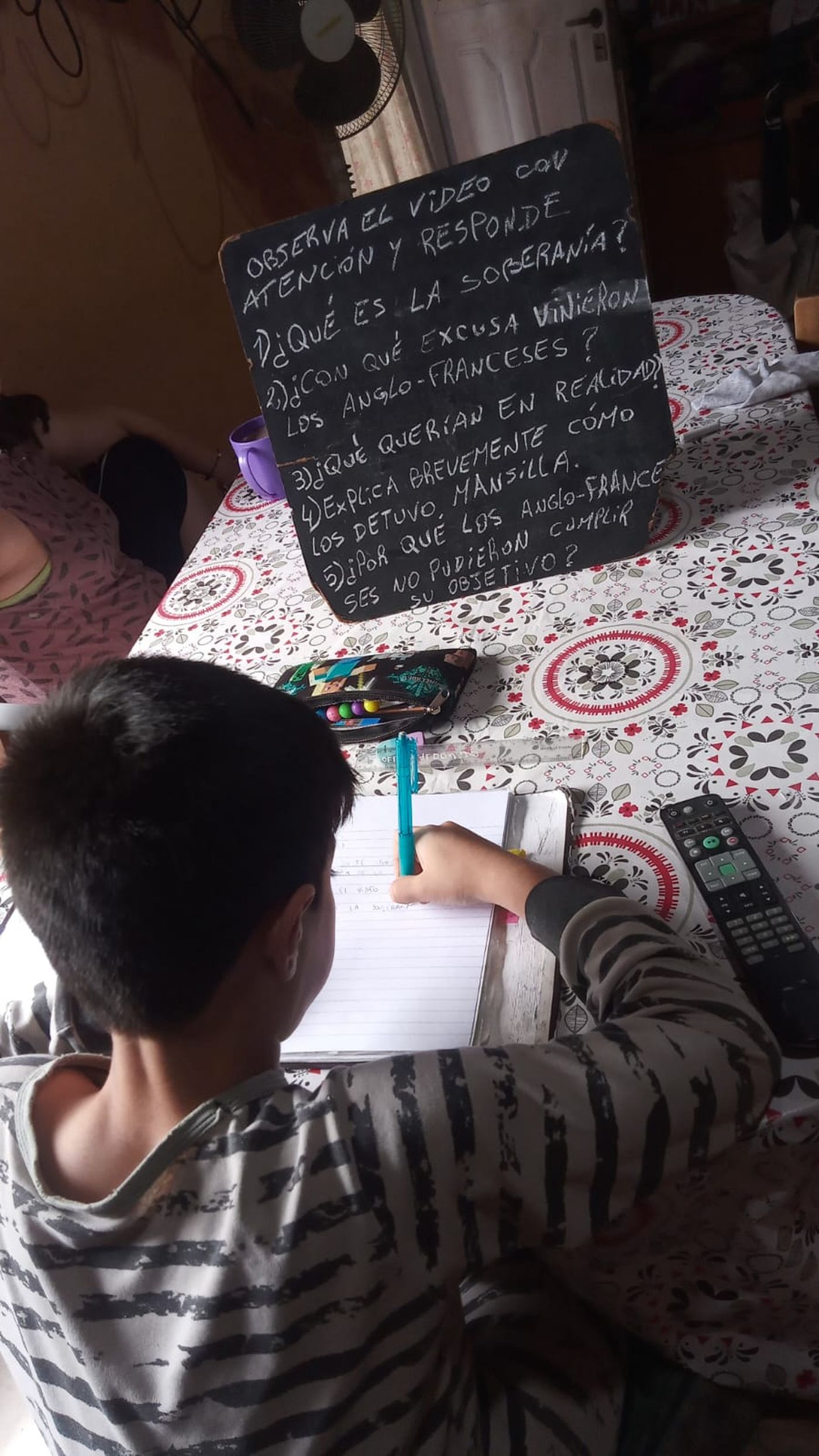 Los alumnos de las escuelas de Gorina deben estudiar en sus casas porque no tienen clases hace 15 días.
