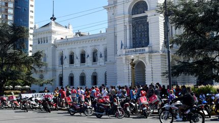 Repartidores se movilizan a Plaza Moreno por la inseguridad y la reciente muerte de un delivery