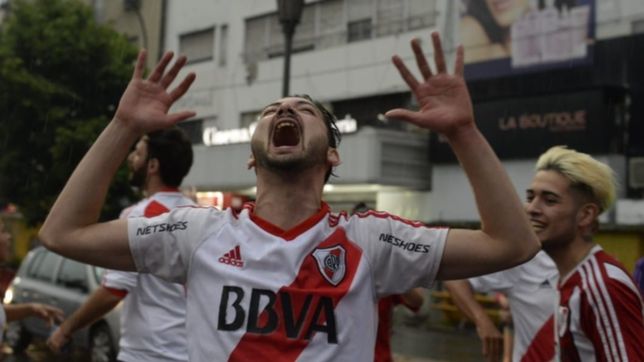 video: bajo la tormenta, asi festejaron los hinchas de river en 7 y 50