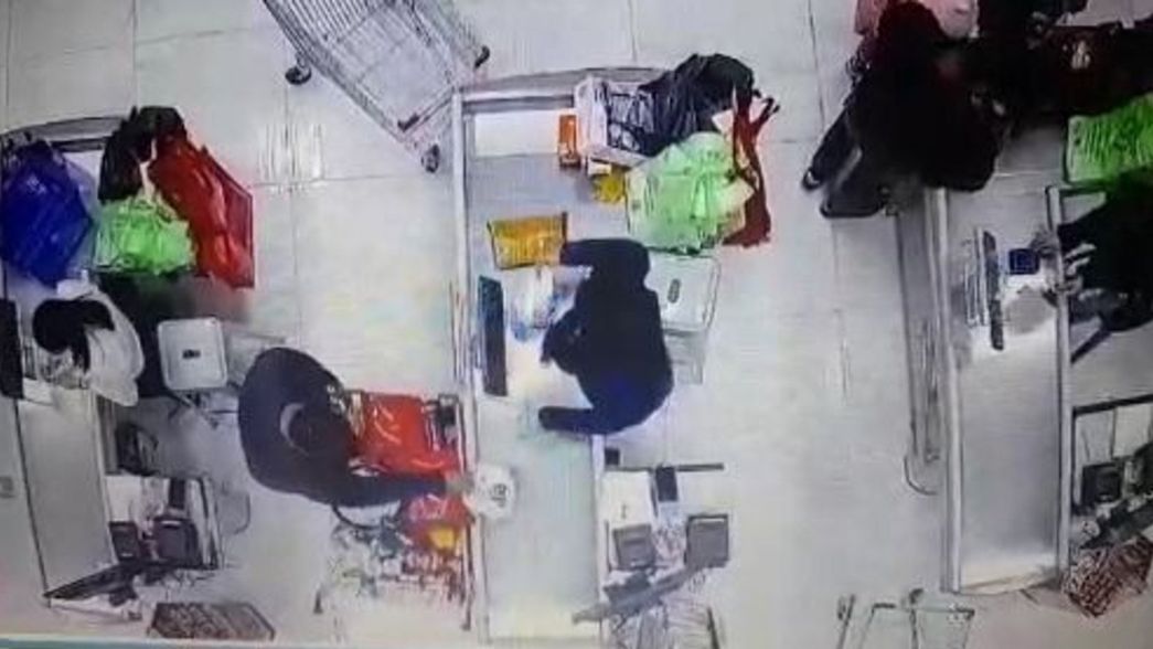 VIDEO: Robaba mercadería de un supermercado de La Plata con la ayuda de la cajera