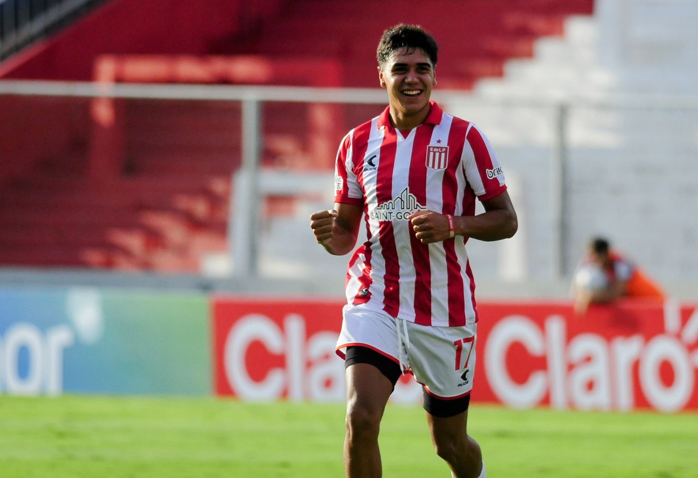 Estudiantes Sarmiento de La Banda festejo gol Tobio Burgos.jpg