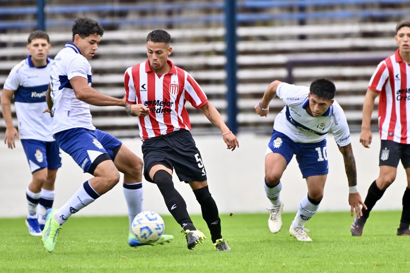 Gimnasia y Estudiantes disputando el clásico platense de Reserva.