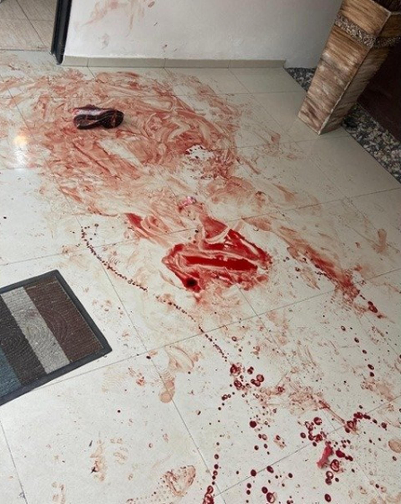 El hall de entrada del edificio. El agresor termin&oacute; internado en un hospital de La Plata.