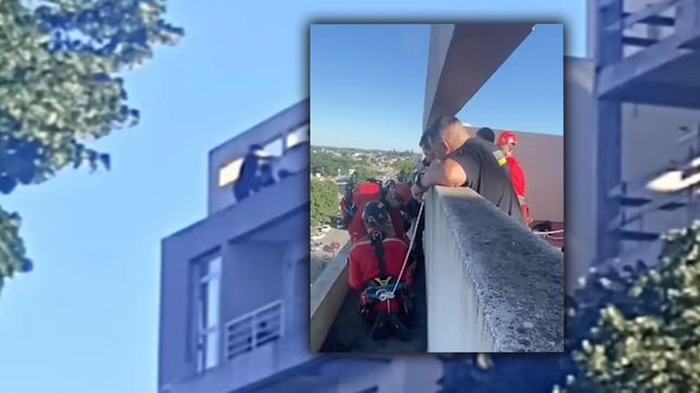 tension y rescate en la plata: una mujer amenazo con tirarse desde la terraza de un edificio y la salvaron