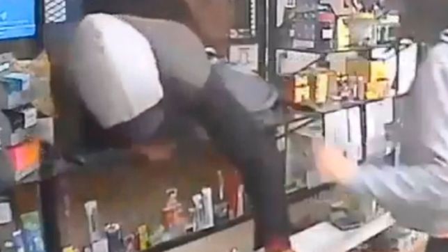 video: asi entro un ladron por una diminuta ventana para robar un rapipago de berisso