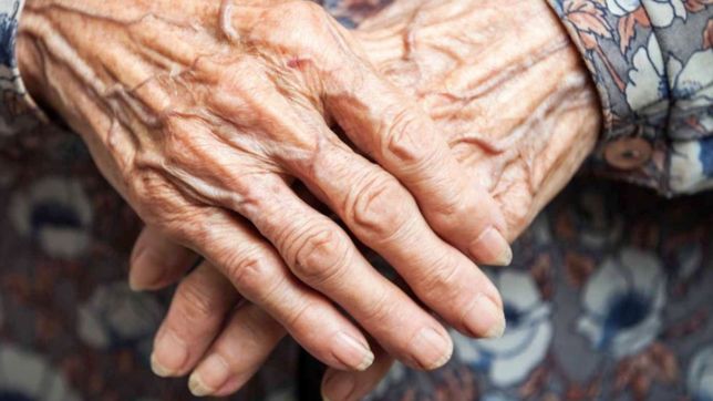 golpearon a una abuela de 82 anos y la amenazaron con cortarle los dedos: le robaron $1000