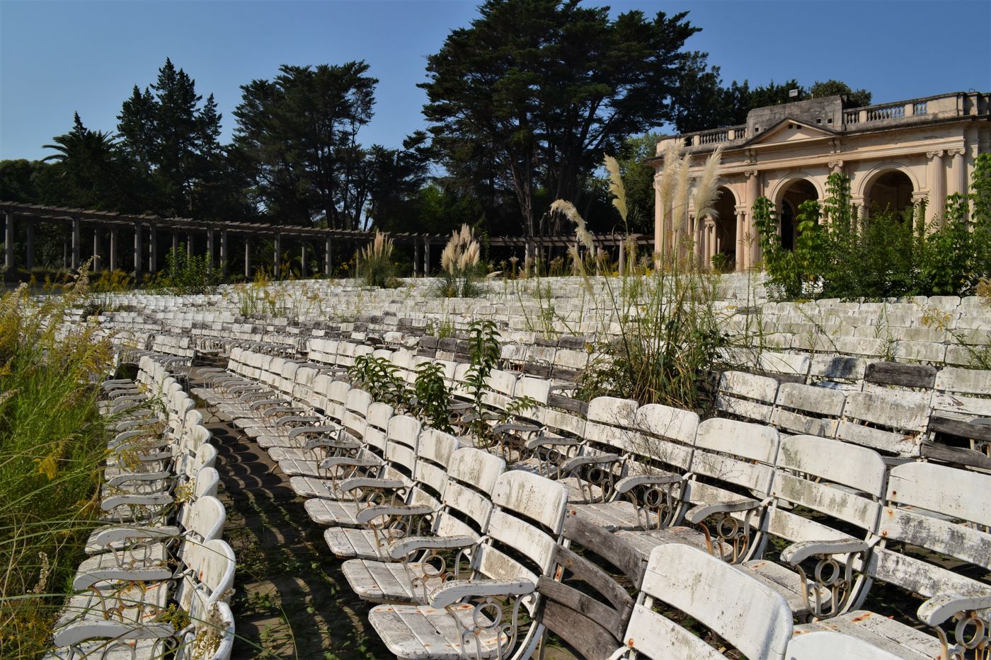 Hace años que carece de mantenimiento: sus plateas al aire libre así lo demuestran. 