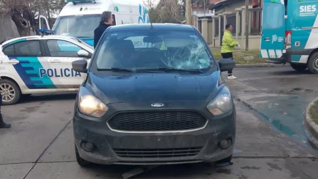 una mujer y su hija fueron embestidas por un auto mientras andaban en bicicleta