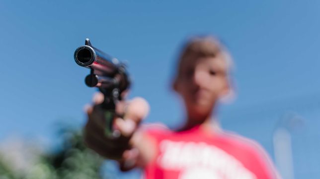 el gobierno bajo el limite de edad para poder tener un arma