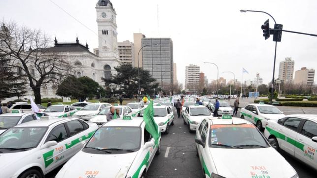 se viene una marcha multitudinaria de taxistas contra uber