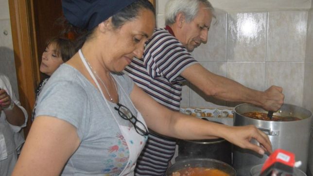 orgullo platense: recolectan comida, cocinan y la reparten a personas en situacion de calle