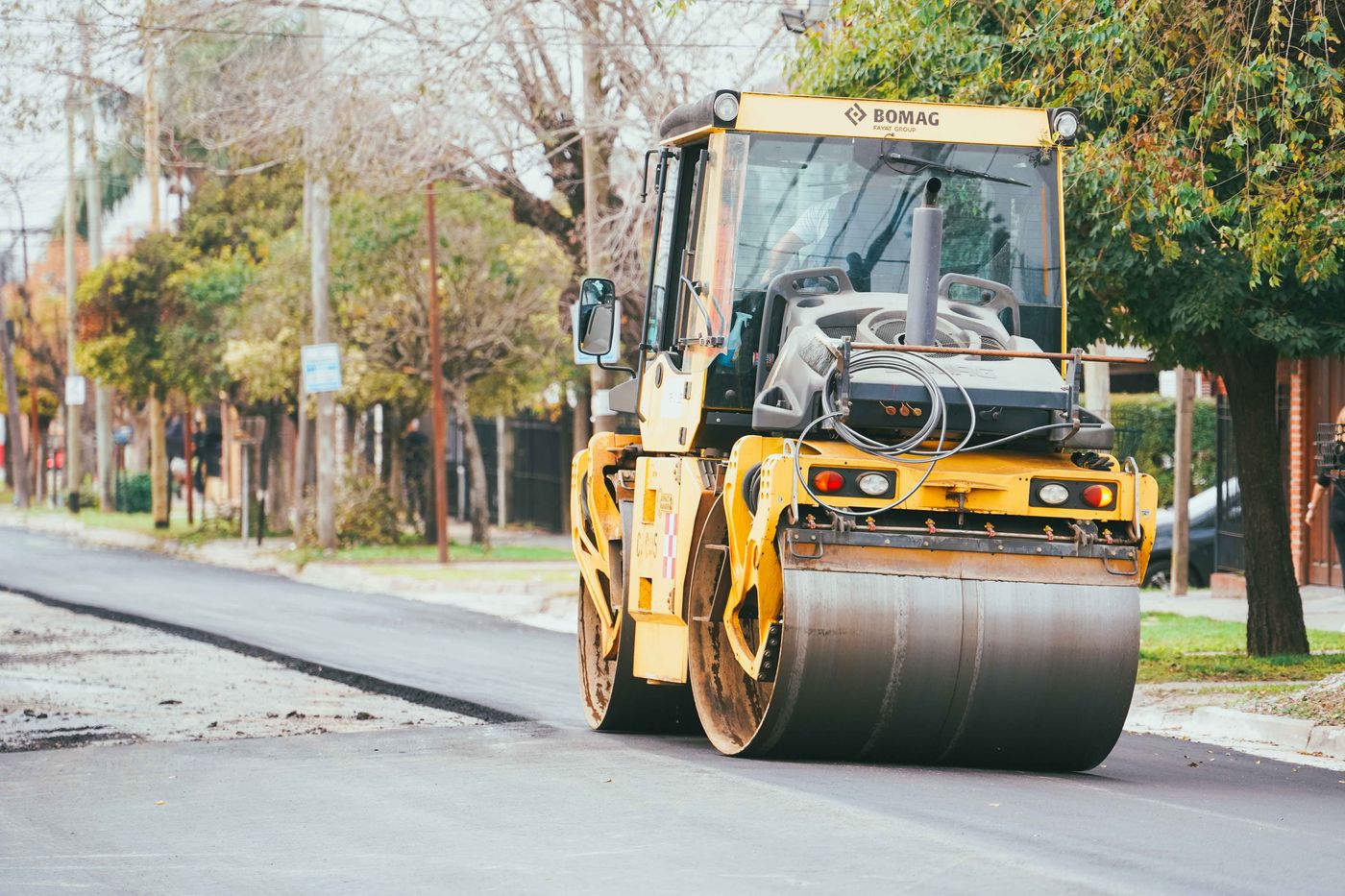Asfalto obra aplanadora tránsito.jpg