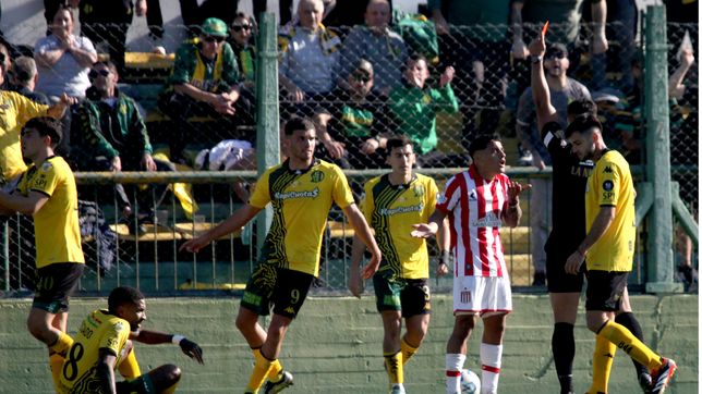 tiago palacios se fue pidiendo perdon a los hinchas de estudiantes tras su polemica expulsion