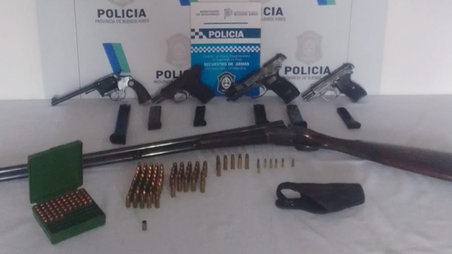 denunciaron a un joven por disparar en un barrio platense y encontraron un arsenal en su casa