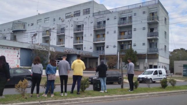 una iglesia de city bell convoca a recuperados de covid a rezar en la puerta de hospitales