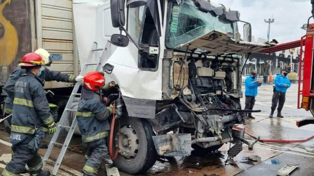insolito: un camion choco contra las aspas de un helicoptero en plena autopista