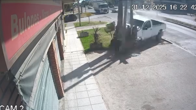 un impactante choque con vuelco en la plata derribo postes de luz y termino con un detenido