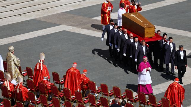 arrancaron los novendiales: ¿que se hara en los 9 dias de duelo por el papa francisco?