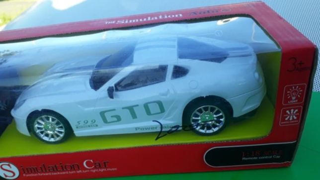 apresaron a un joven que quiso llevarse sin pagar un auto de juguete