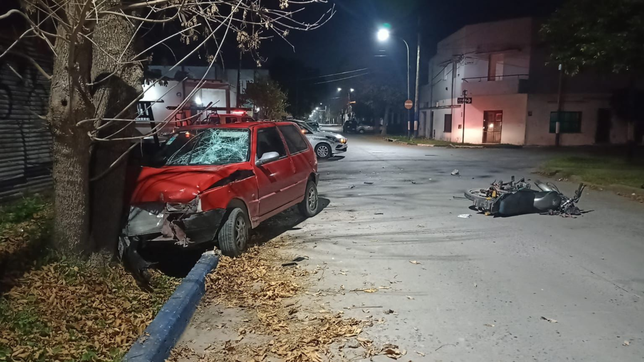 grave accidente en berisso: dos chicos que iban en moto sufrieron fracturas expuestas