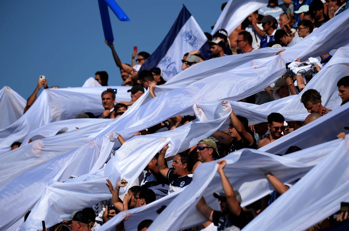 Hinchada Gimnasia (1).jpg