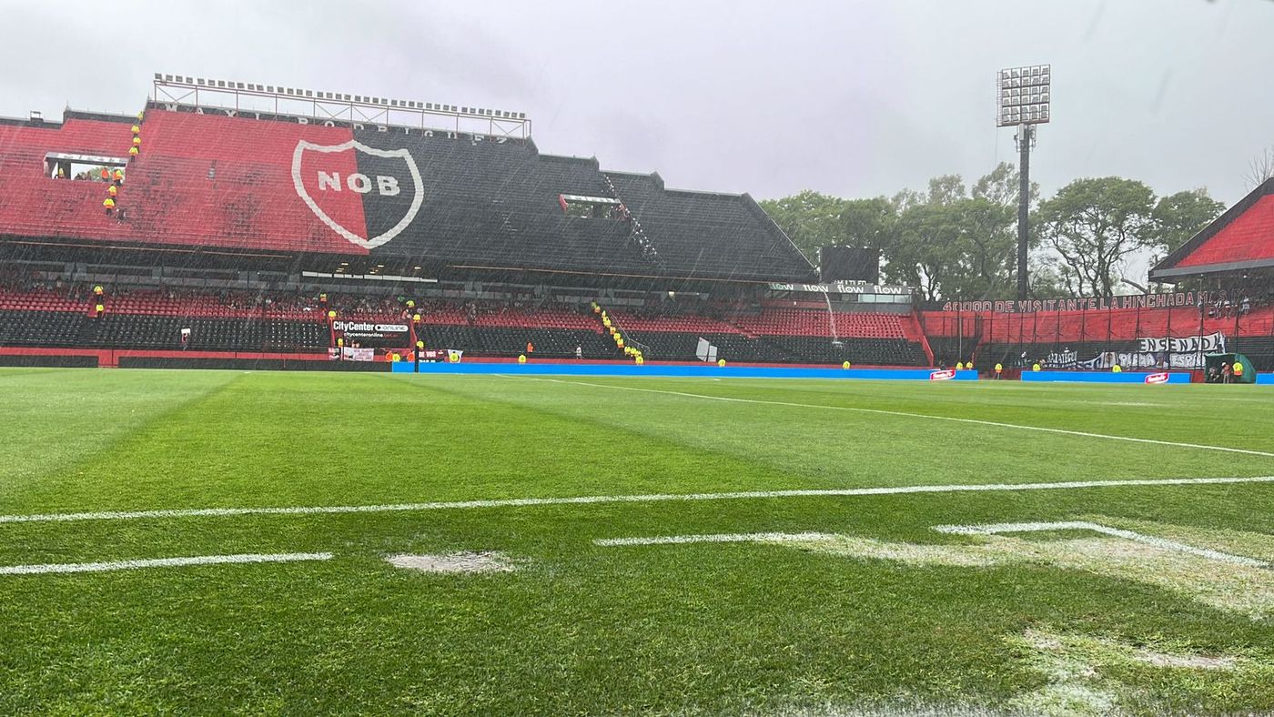 Cancha de Newells Gimnasia Colón lluvia (3).jpg
