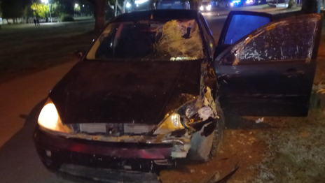 Un choque terminó con un joven muerto, un destacamento apedreado y un policía herido