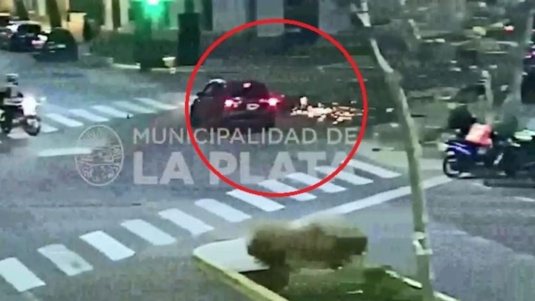 VIDEO: Choque, chispas y un motociclista herido en diagonal 74 y 47
