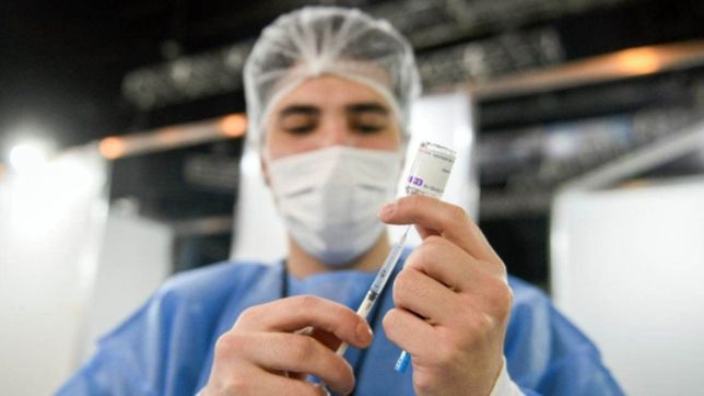 en el gobierno analizan colocar ?dosis de refuerzo o cambiar la vacuna?