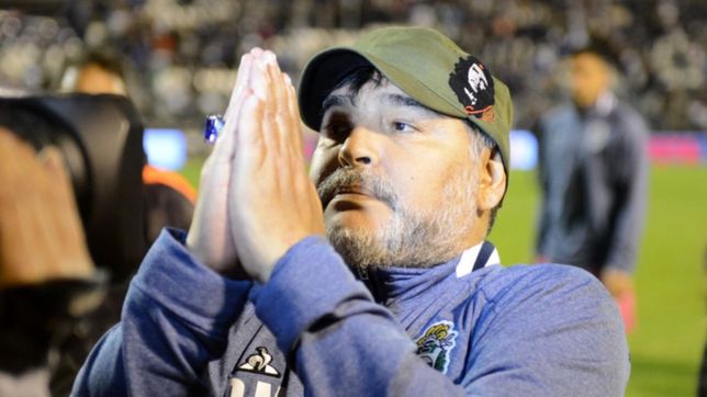 pelusa, la seleccion y tecnico de gimnasia: enorme mural de diego maradona