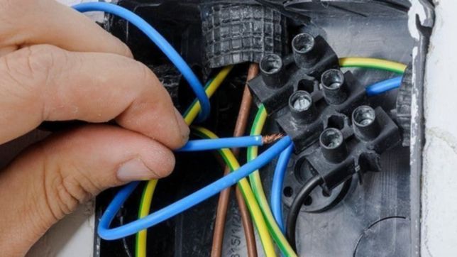 atraparon a una inmobiliaria, un autoservicio y dos conocidas pizzerias colgados de la luz