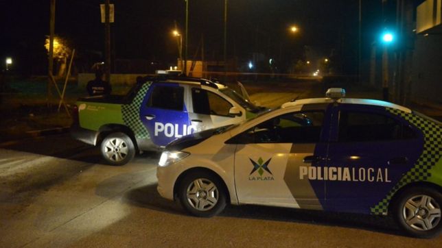 encuentran un cadaver en el baul de un auto que se estaba incendiando en la plata