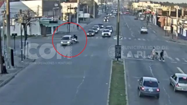 dos infracciones y un choque en cuatro segundos: el video que muestra lo mal que se conduce en la plata