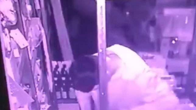 video: entro por el techo a un supermercado, robo y termino escapando