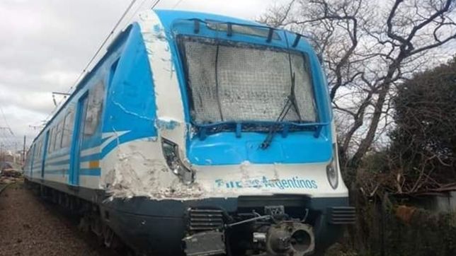 el servicio del tren roca funciona con demoras por el choque de una locomotora y un camion