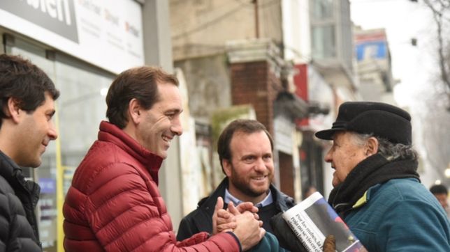 bajo el frio y la lluvia, garro y un ejercito de funcionarios recorrieron la plata