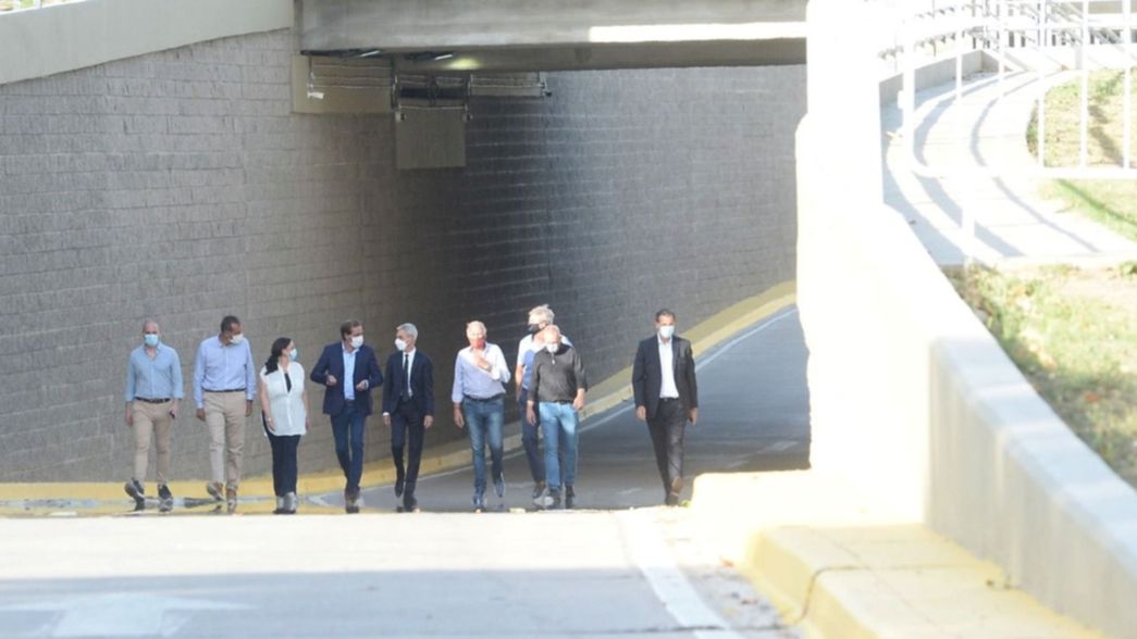 Garro y Meoni inauguraron el paso bajo nivel del tren Roca en 1 y 32