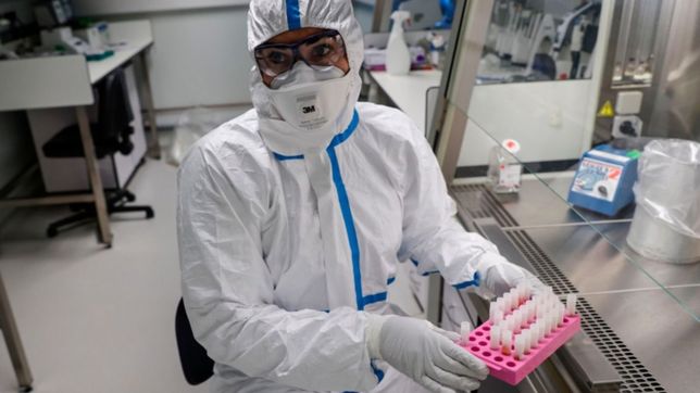 la oms dice que la cepa omicron se propaga mas rapido y baja la efectividad de las vacunas