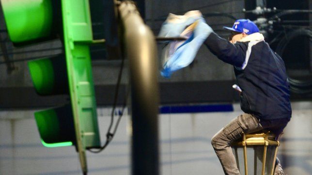 un hincha se cayo de un farol en 7 y 50 mientras festejaba el triunfo en la copa america y termino internado