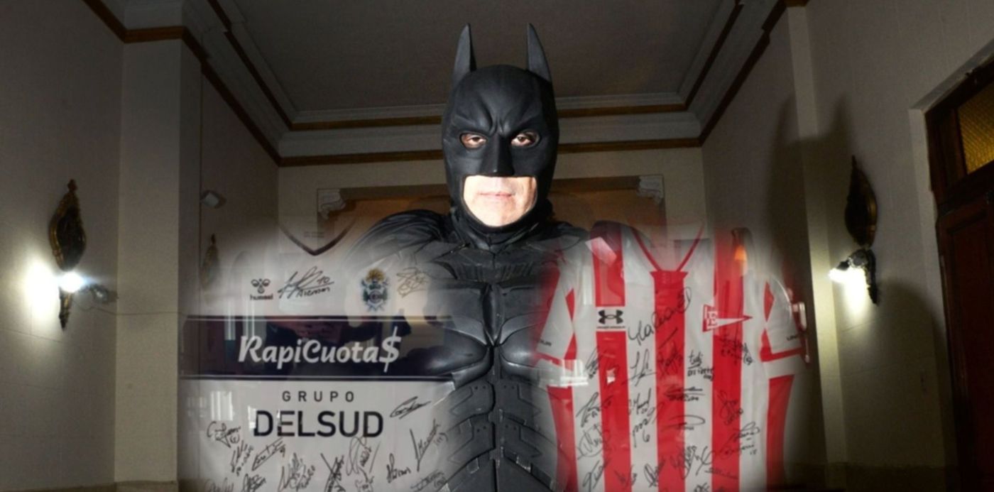 Batman con la camisetas de Estudiantes y Gimnasia